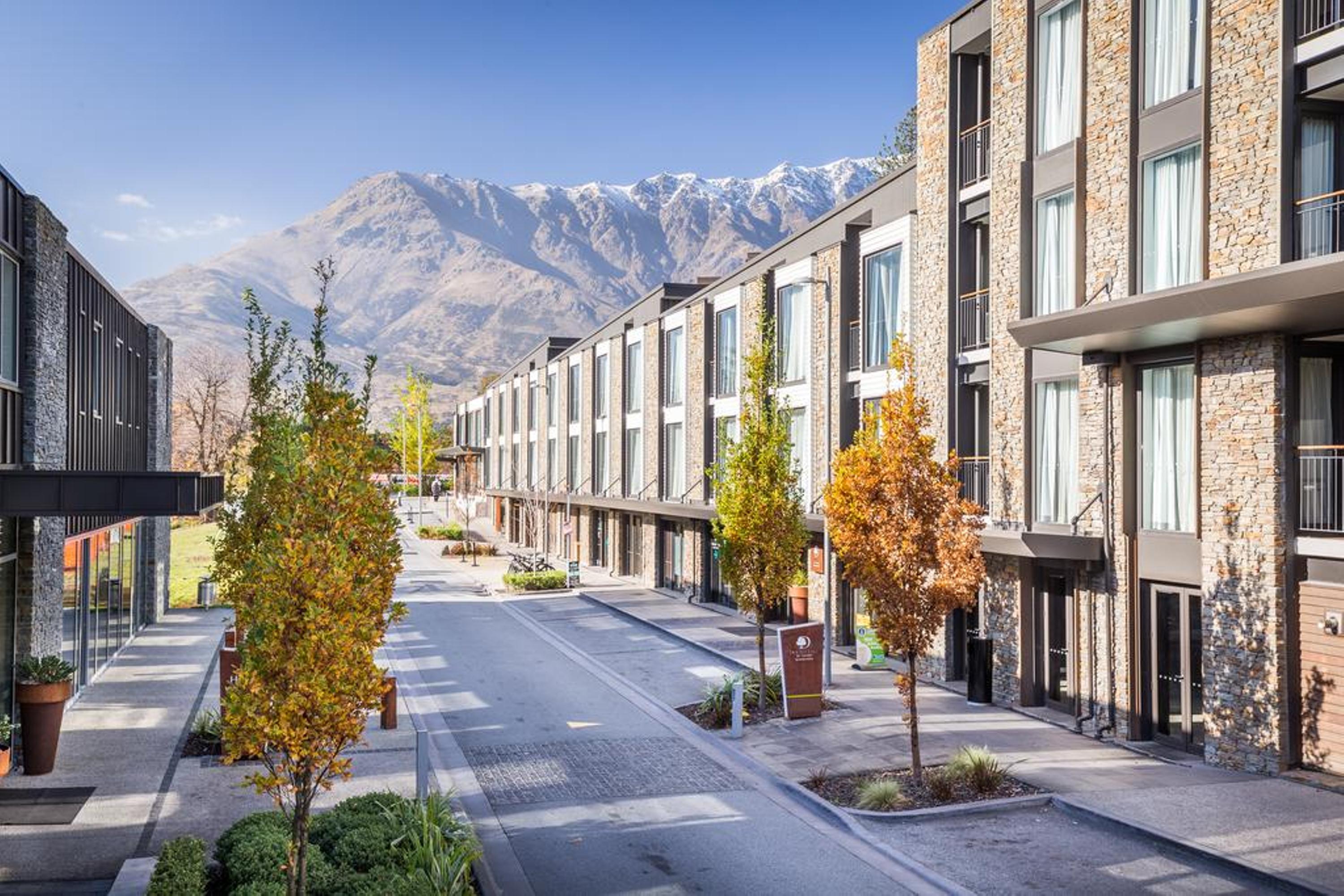 khách sạn DoubleTree by Hilton Queenstown